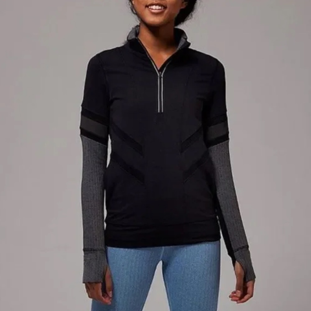IVIVVA black run quarter Zip Glow Go pullover